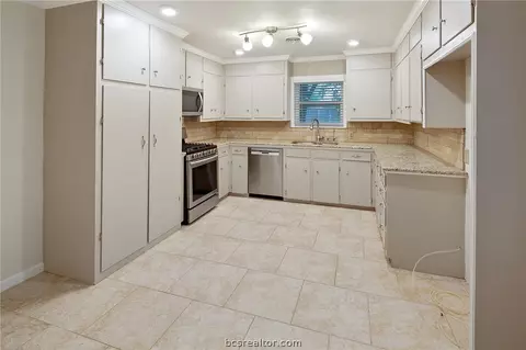 3521 Midwest Dr, Bryan, TX 77802 photo 8
