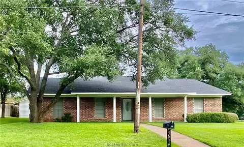 502 E Logan St, Calvert, TX 77837 photo 2