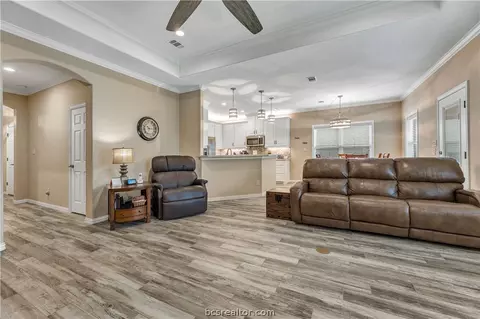 3049 Peterson Cir, Bryan, TX 77802 photo 4