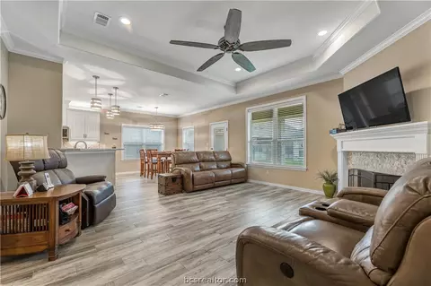 3049 Peterson Cir, Bryan, TX 77802 photo 2