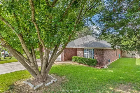 1449 Cedarcrest Ln, Bryan, TX 77803 photo 2
