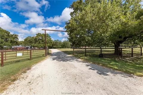 6950 Chick Ln, Bryan, TX 77807 photo 4