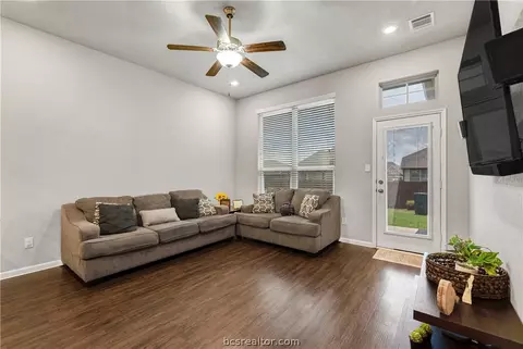 2135 Markley Dr, Bryan, TX 77807 photo 2