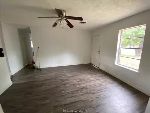 808 Dumas Dr, Bryan, TX 77803 photo 4
