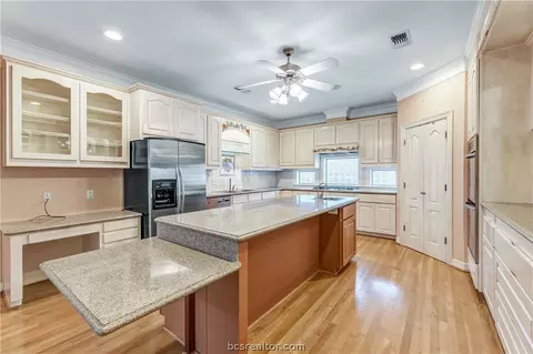 2810 Broadmoor Dr, Bryan, TX 77802 photo 3