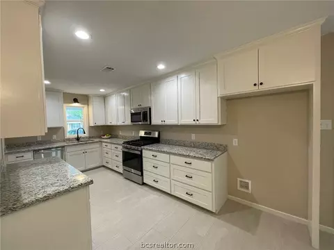 823 Vine St, Bryan, TX 77802 photo 3