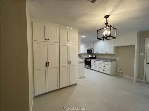 823 Vine St, Bryan, TX 77802 photo 5
