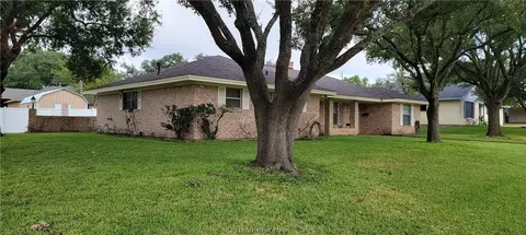 800 Avondale, Bryan, TX 77802 photo 4