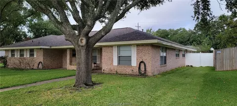 800 Avondale, Bryan, TX 77802 photo 3