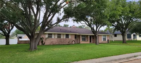 800 Avondale, Bryan, TX 77802 photo 2