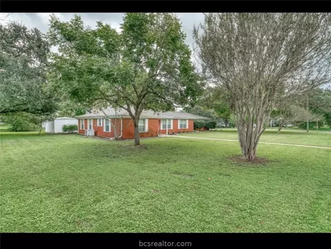 602 E Barton St, Calvert, TX 77837 photo 2