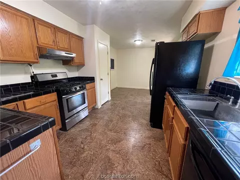 407 E 8th St, Hearne, TX 77859 photo 4