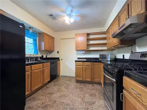 407 E 8th St, Hearne, TX 77859 photo 2
