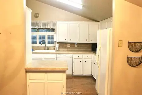 2202 Windsor Dr, Bryan, TX 77802 photo 5