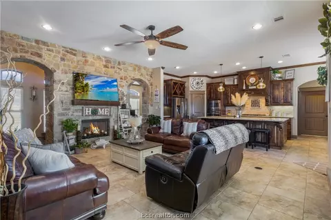7632 Los Lobos Dr, Bryan, TX 77808 photo 9