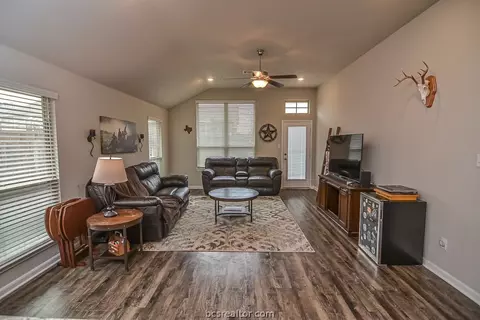 2104 Markley Dr, Bryan, TX 77807 photo 2