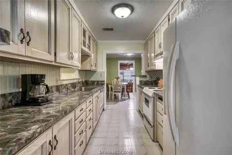 1102 E 24th St, Bryan, TX 77803 photo 2