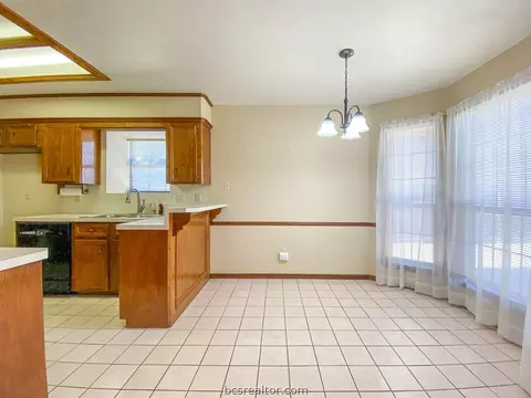 5809 Canterbury Dr, Bryan, TX 77802 photo 7