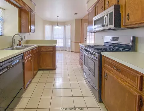 5809 Canterbury Dr, Bryan, TX 77802 photo 5