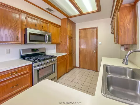 5809 Canterbury Dr, Bryan, TX 77802 photo 4