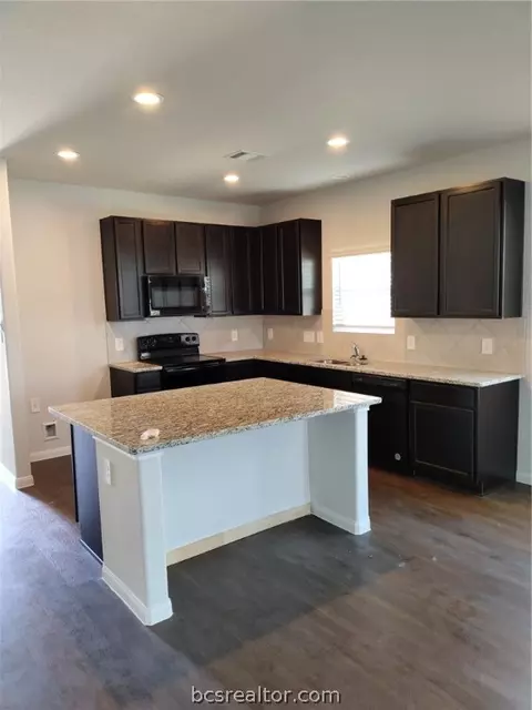 977 Rice Dr, Bryan, TX 77803 photo 4
