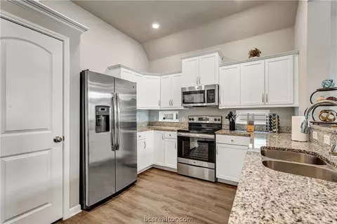 2009 Shimla Dr, Bryan, TX 77807 photo 4