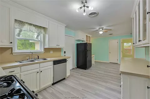 2609 Wayside Dr, Bryan, TX 77802 photo 6