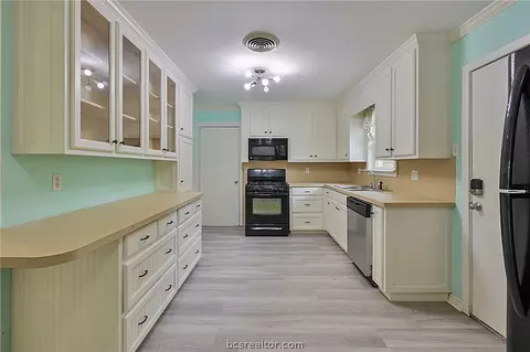 2609 Wayside Dr, Bryan, TX 77802 photo 4