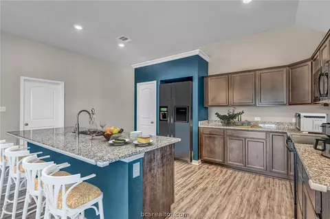 2704 Redcap St, Bryan, TX 77803 photo 5