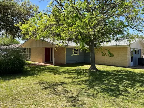 528 Helena St, Bryan, TX 77801 photo 2