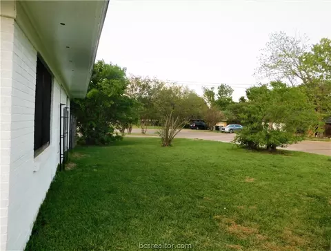 1815 Wayside Dr, Bryan, TX 77802 photo 3
