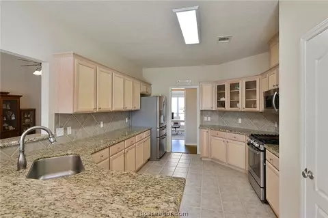 4904 Park Hampton Dr, Bryan, TX 77802 photo 5