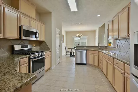 4904 Park Hampton Dr, Bryan, TX 77802 photo 9