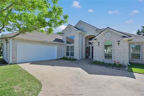 4904 Park Hampton Dr, Bryan, TX 77802 photo 2