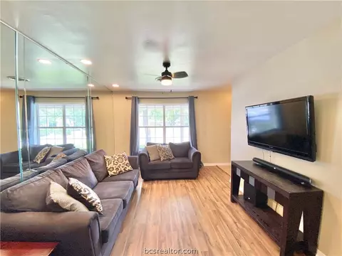 1303 Barak Ln, Bryan, TX 77802 photo 4
