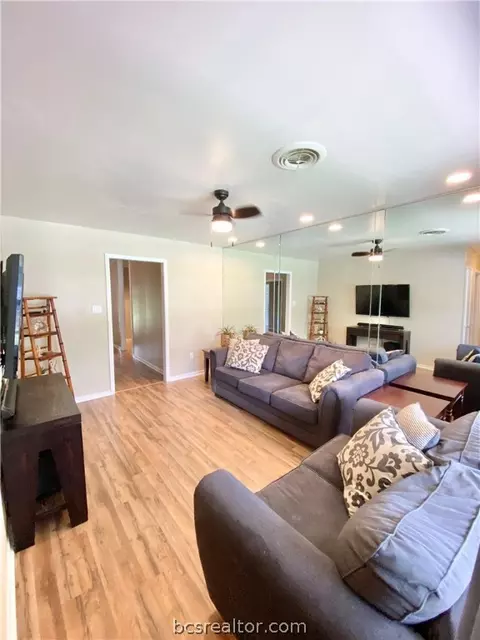 1303 Barak Ln, Bryan, TX 77802 photo 5