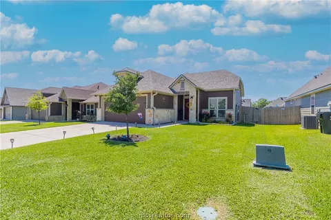 2104 Stubbs, Bryan, TX 77807 photo 2