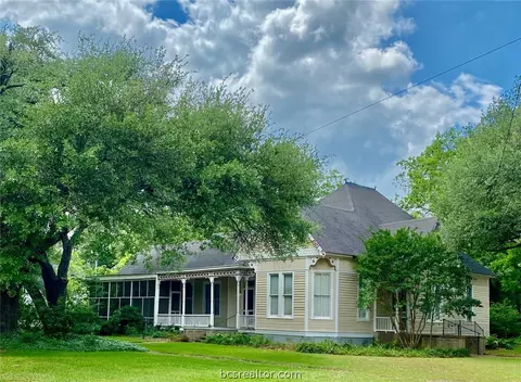 409 E Texas St, Calvert, TX 77837 photo 9
