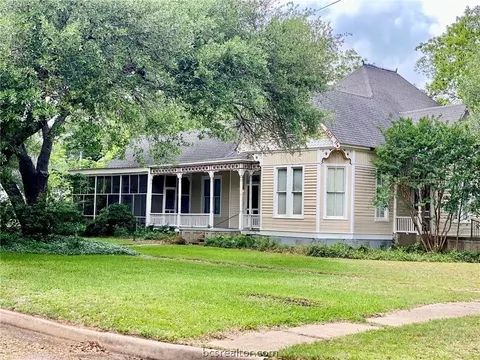 409 E Texas St, Calvert, TX 77837 photo 2