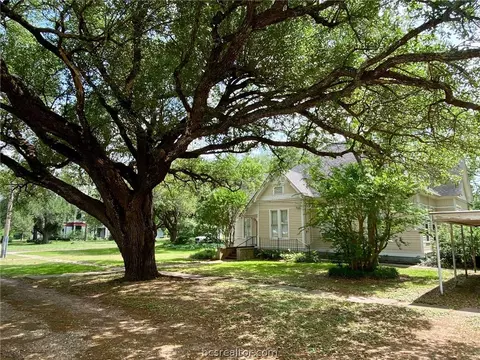 409 E Texas St, Calvert, TX 77837 photo 1