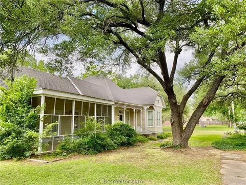 409 E Texas St, Calvert, TX 77837 photo 3