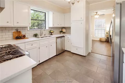 3901 Old Oaks Dr, Bryan, TX 77802 photo 9