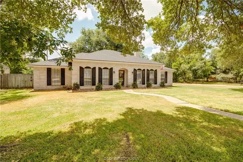 3901 Old Oaks Dr, Bryan, TX 77802 photo 2