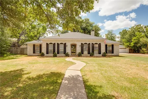 3901 Old Oaks Dr, Bryan, TX 77802 photo 1