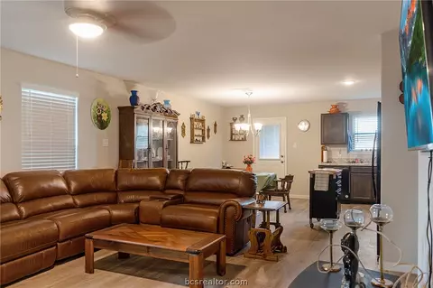 2110 8th St, Hempstead, TX 77445 photo 2