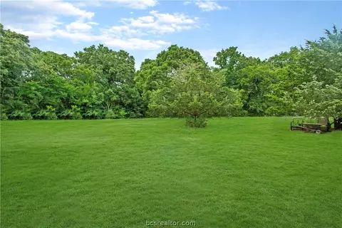 5977 Lynette Cir, Bryan, TX 77807 photo 2