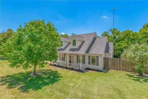 202 Rustic Oaks Dr, Bryan, TX 77808 photo 2
