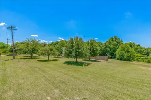 202 Rustic Oaks Dr, Bryan, TX 77808 photo 4