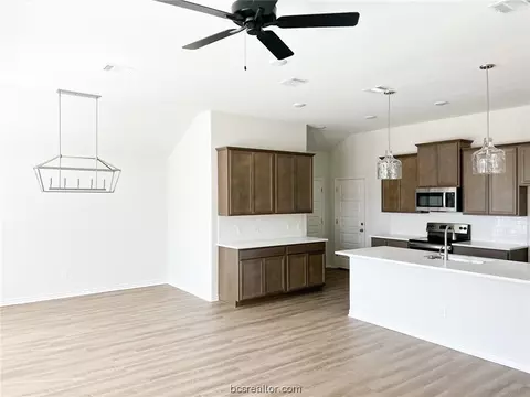 3188 Brady Ct, Bryan, TX 77808 photo 4