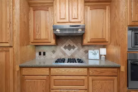 5300 Winchester Dr, Bryan, TX 77802 photo 8